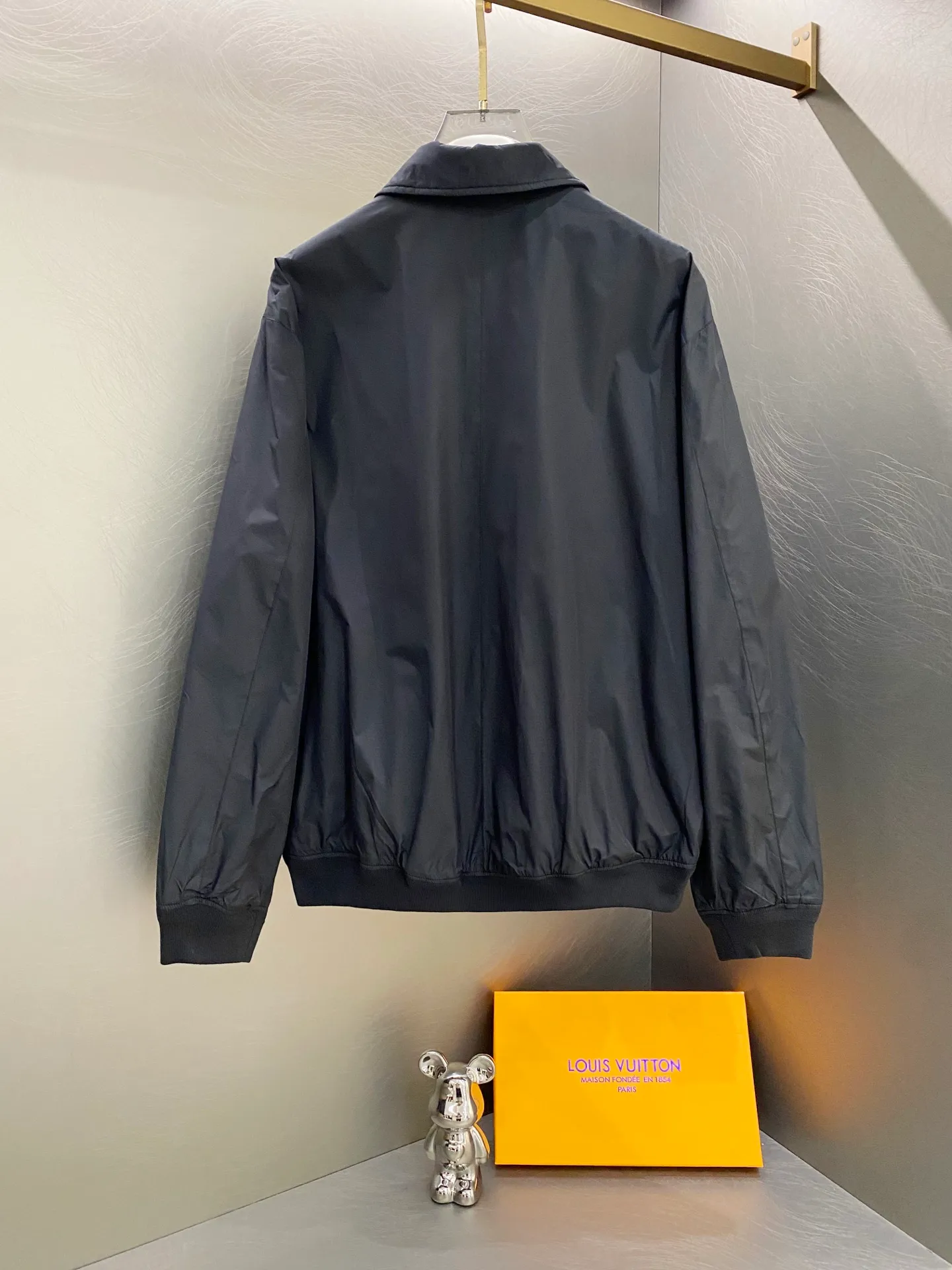 P370 Ralph Lauren classic solid color LOGO embroidered jacket. Original customer-supplied high-quality fabric. Ingredients: 100% T. Added three-proof technology. Windproof, waterproof and anti-fouling. The fabric is added with glue technology. The fabric surface is smooth, crisp and stylish. This style of clothing seems simple and unremarkable, but the workmanship is complex. There are many details. The small lanyard design of the inner pocket also achieves the same details as the original version. The hem and cuff threads are imported high-density high-speed threading machine. The overall tightness and style The pony embroidery on the chest is embroidered with an imported Behringer embroidery machine. The smaller the pattern, the smaller the pattern. It seems simple but is actually complicated! The ropes of the pony, the sticks and the contours of the horse all like the configuration of the embroidery machine. They are simple but not simple. They are made by foreign trade factories. The pockets are opened using a professional template machine. Small details such as threads are manually marked to ensure delivery quality that is unmatched by small workshops. Full clothing accessories and hardware, molded LOGO zipper pullers and horn buckle side LOGOs all require extremely high molds to achieve the effect. The leather head of the zipper puller is made of imported cowhide, which is soft and durable. Color: black (gray embroidery, black slider), dark blue (khaki embroidery, khaki slider)